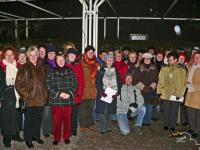 16.12.2008 Frauenchor Wörth auf dem KJS-Platz. Zum Weihnachtsliedersingen hatte der Frauenchor Wörth unter der musikalischen Leitung von Uli Kofler am 16. Dezember 2008 auf den Karl-Josef-Stöffler-Platz am Alten Rathaus in Wörth eingeladen. Trotz des nasskalten Wetters hatten sich rund 80 Zuhörer eingefunden und sangen, vom Chorleiter aufgefordert, gerne das ein oder andere bekannte Weihnachtslied mit. Nach dem Konzert lud der Frauenchor zu Tee, Glühwein, Kuchen und Weihnachtsgebäck ein.Uli Kofler ist übrigens der Konzertpianist des ältesten, noch aktiven Sängers, Jopi Heesters, der erst vor wenigen Tagen seinen 105. Geburtstag feiern durfte.